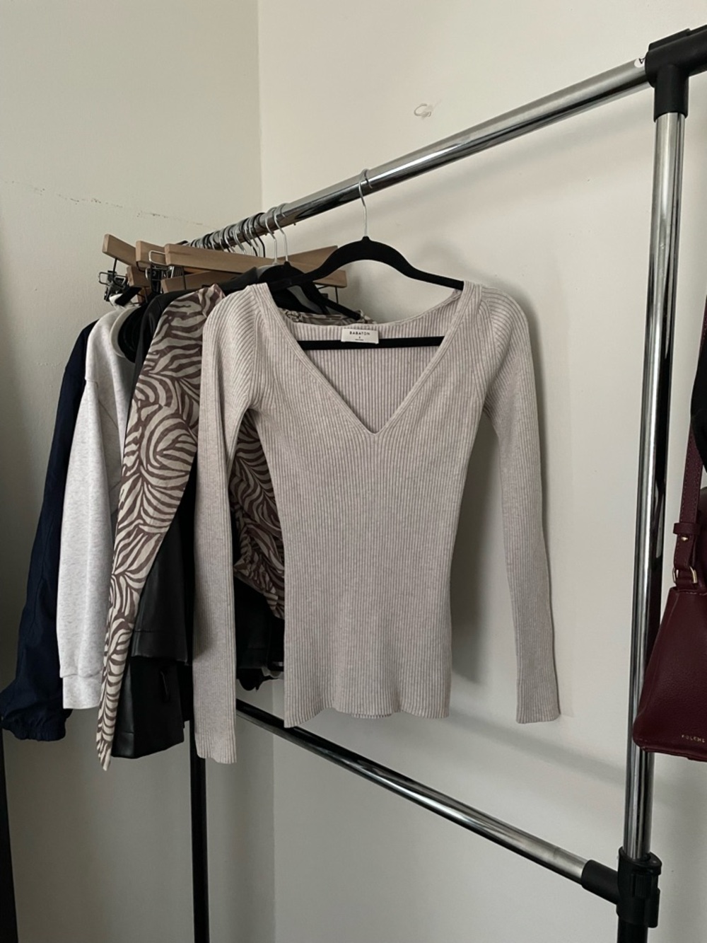 Aritzia Ribbed V-Neck Long Sleeve Sweater in Light Gray